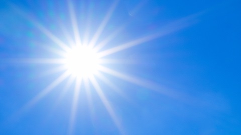 Sol a brilhar no céu azul